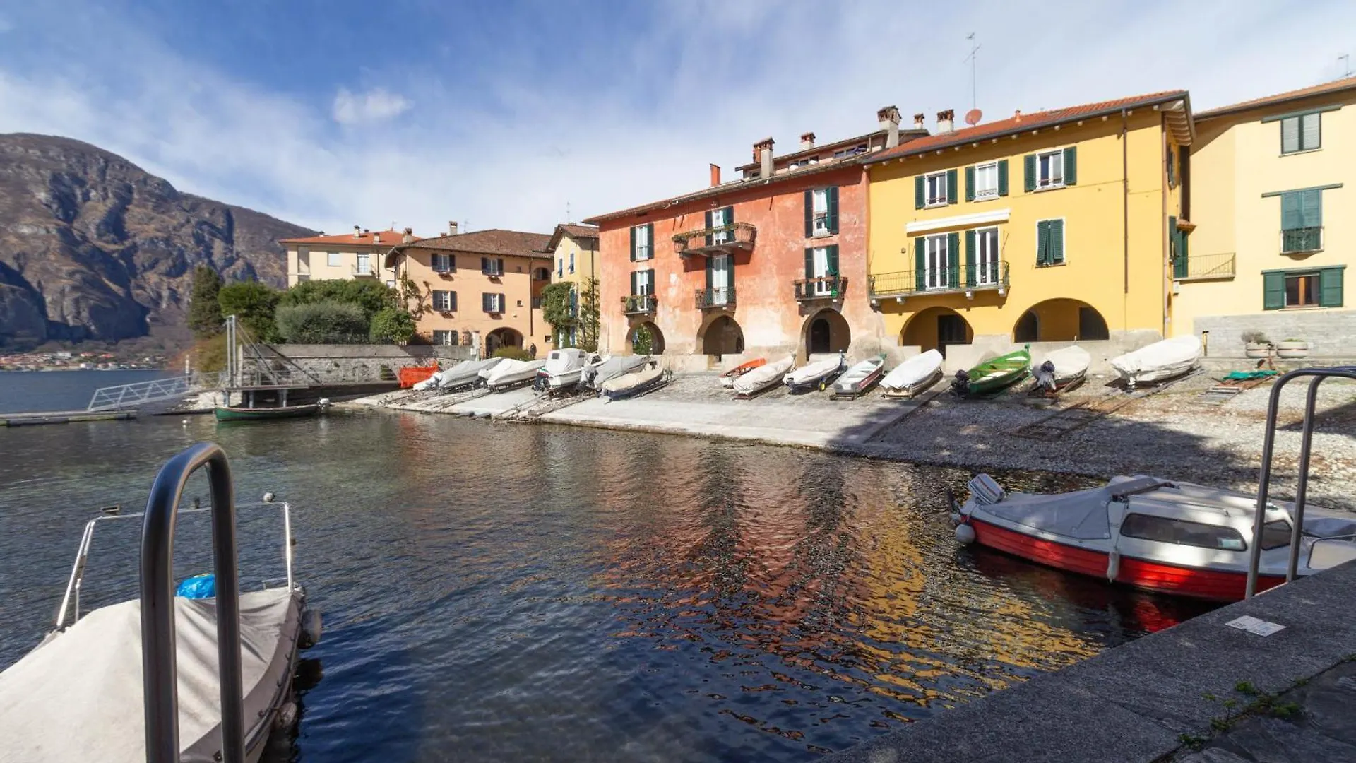 Mamma Ciccia - Modern Apt In The Historic Centre Mandello del Lario 0*,  Italy